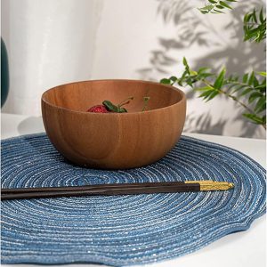 Assiette de salade en bois