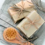 cosmetiques-naturels-faits-main-pains-savon-bio-aux-extraits-plantes_120872-31638