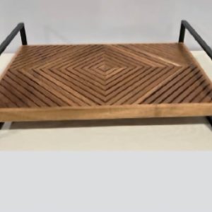 Plateau en bois avec poignée en métal