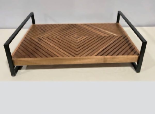 Plateau en bois avec poignée en métal